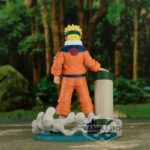 Figurine de Naruto Uzumaki avec lunettes de protection et rouleau des techniques interdites sur un socle bleu ciel.