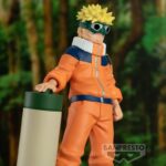 Figurine de Naruto Uzumaki avec lunettes de protection et rouleau des techniques interdites sur un socle bleu ciel.