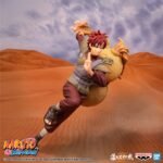 Figurine de Gaara dans une pose de combat dynamique avec du sable s'écoulant de sa calebasse.