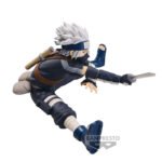 Figurine représentant Kakashi Hatake en pose dynamique, tenant une épée, de la série Naruto par BANPRESTO.