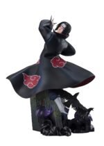 Figurine d'Itachi Uchiha dans une posture dynamique lançant des kunaïs, entourée de corbeaux sur un trône de pierre.