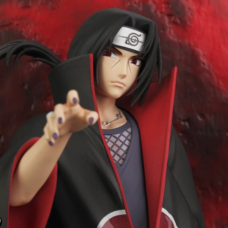 Figurine d'Itachi Uchiwa avec son Mangekiyo et ses yeux tomoe Sharingan, devant une lune rouge.