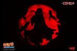 Figurine d'Itachi Uchiwa avec son Mangekiyo et ses yeux tomoe Sharingan, devant une lune rouge.
