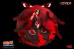 Figurine d'Itachi Uchiwa avec son Mangekiyo et ses yeux tomoe Sharingan, devant une lune rouge.