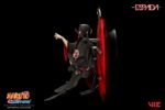 Figurine d'Itachi Uchiwa avec son Mangekiyo et ses yeux tomoe Sharingan, devant une lune rouge.
