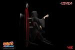 Figurine d'Itachi Uchiwa avec son Mangekiyo et ses yeux tomoe Sharingan, devant une lune rouge.
