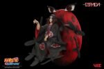 Figurine d'Itachi Uchiwa avec son Mangekiyo et ses yeux tomoe Sharingan, devant une lune rouge.