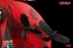 Figurine d'Itachi Uchiwa avec son Mangekiyo et ses yeux tomoe Sharingan, devant une lune rouge.