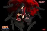 Figurine d'Itachi Uchiwa avec son Mangekiyo et ses yeux tomoe Sharingan, devant une lune rouge.