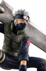Figurine de Kakashi Hatake en posture de combat dynamique, tenant l'épée Kubikiribōchō, fabriquée par MegaHouse.