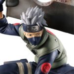 Figurine de Kakashi Hatake en posture de combat dynamique, tenant l'épée Kubikiribōchō, fabriquée par MegaHouse.