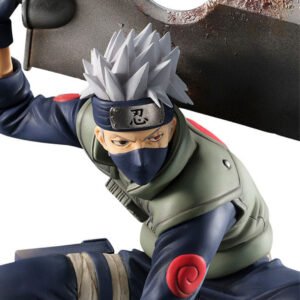 Figurine de Kakashi Hatake en posture de combat dynamique, tenant l'épée Kubikiribōchō, fabriquée par MegaHouse.