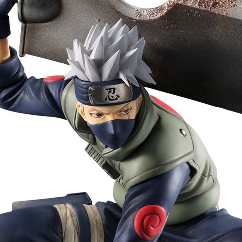 Figurine de Kakashi Hatake en posture de combat dynamique, tenant l'épée Kubikiribōchō, fabriquée par MegaHouse.