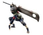 Figurine de Kakashi Hatake en posture de combat dynamique, tenant l'épée Kubikiribōchō, fabriquée par MegaHouse.
