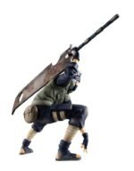 Figurine de Kakashi Hatake en posture de combat dynamique, tenant l'épée Kubikiribōchō, fabriquée par MegaHouse.