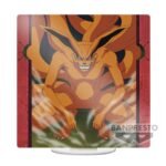 Figurine de Naruto Uzumaki en PVC, écartant les bras avec Kurama en arrière-plan.
