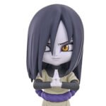 Figurine d'Orochimaru avec cheveux noirs, yeux dorés, expression malicieuse et mains jointes pour une technique ninjutsu.