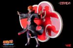 Figurine de Pain flottant au-dessus du village de Konoha, mains tendues, avec Rinnegan et symbole Akatsuki.