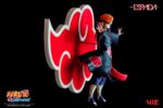 Figurine de Pain flottant au-dessus du village de Konoha, mains tendues, avec Rinnegan et symbole Akatsuki.