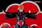 Figurine de Pain flottant au-dessus du village de Konoha, mains tendues, avec Rinnegan et symbole Akatsuki.
