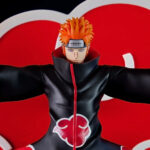 Figurine de Pain flottant au-dessus du village de Konoha, mains tendues, avec Rinnegan et symbole Akatsuki.