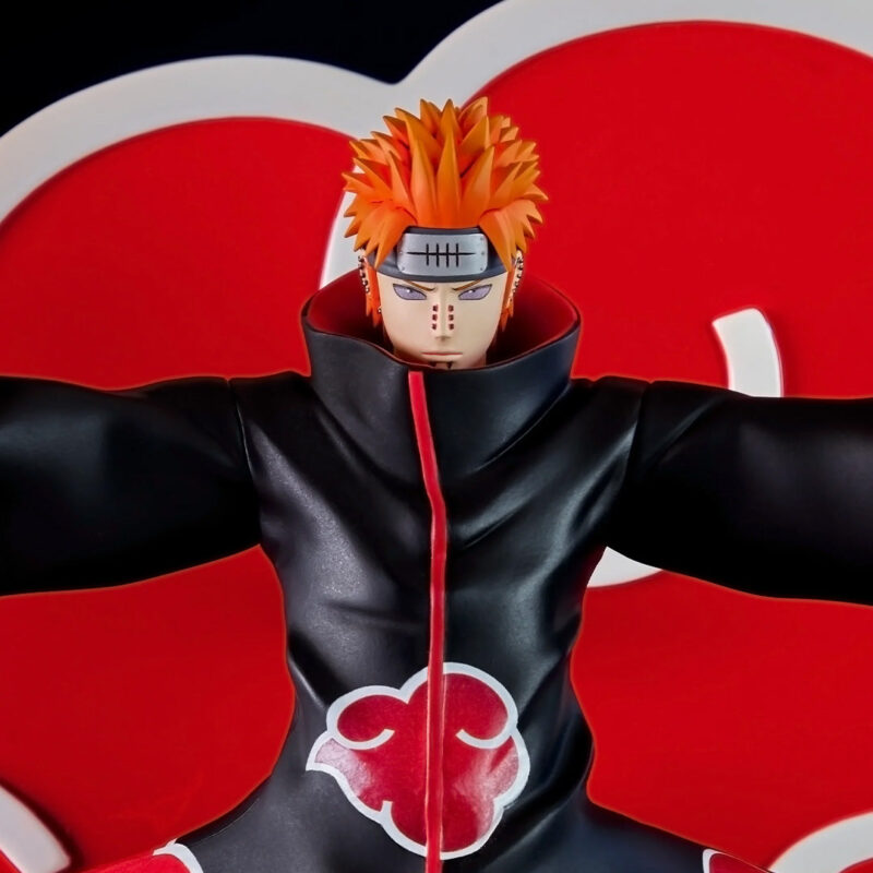 Figurine de Pain flottant au-dessus du village de Konoha, mains tendues, avec Rinnegan et symbole Akatsuki.