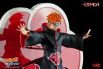 Figurine de Pain flottant au-dessus du village de Konoha, mains tendues, avec Rinnegan et symbole Akatsuki.