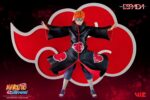 Figurine de Pain flottant au-dessus du village de Konoha, mains tendues, avec Rinnegan et symbole Akatsuki.
