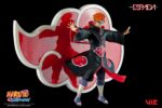 Figurine de Pain flottant au-dessus du village de Konoha, mains tendues, avec Rinnegan et symbole Akatsuki.