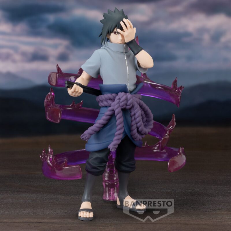 Sasuke Uchiha en pose dynamique avec le Mangekyo Sharingan visible et le Susanō translucide.