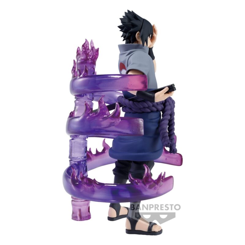 Sasuke Uchiha en pose dynamique avec le Mangekyo Sharingan visible et le Susanō translucide.