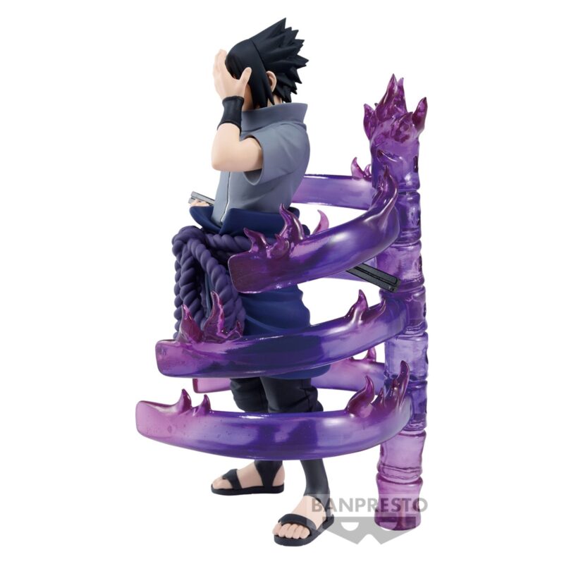 Sasuke Uchiha en pose dynamique avec le Mangekyo Sharingan visible et le Susanō translucide.