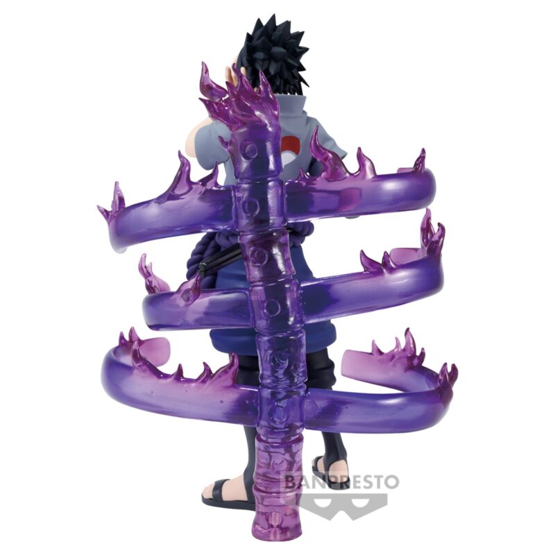 Sasuke Uchiha en pose dynamique avec le Mangekyo Sharingan visible et le Susanō translucide.