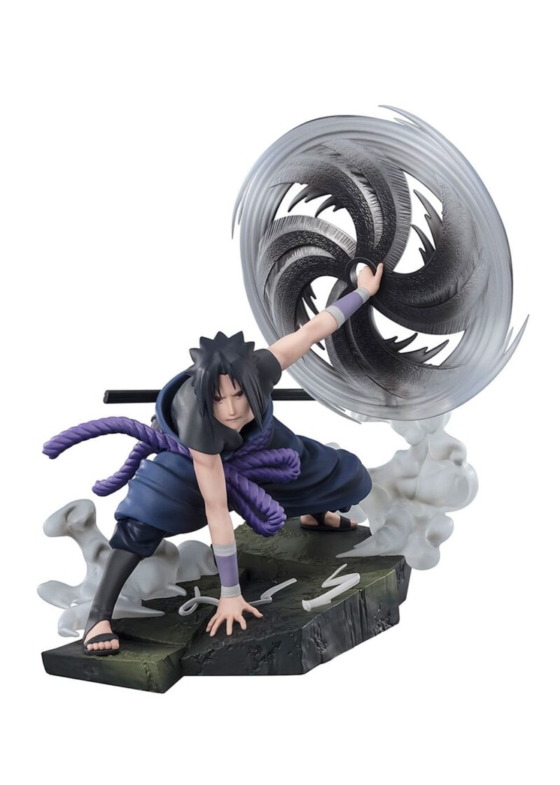 Figurine de Sasuke Uchiha de 20 cm dans une posture dynamique avec des effets de fumée.