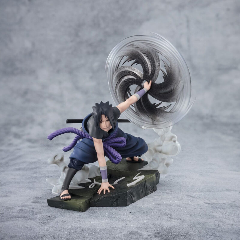 Figurine de Sasuke Uchiha de 20 cm dans une posture dynamique avec des effets de fumée.