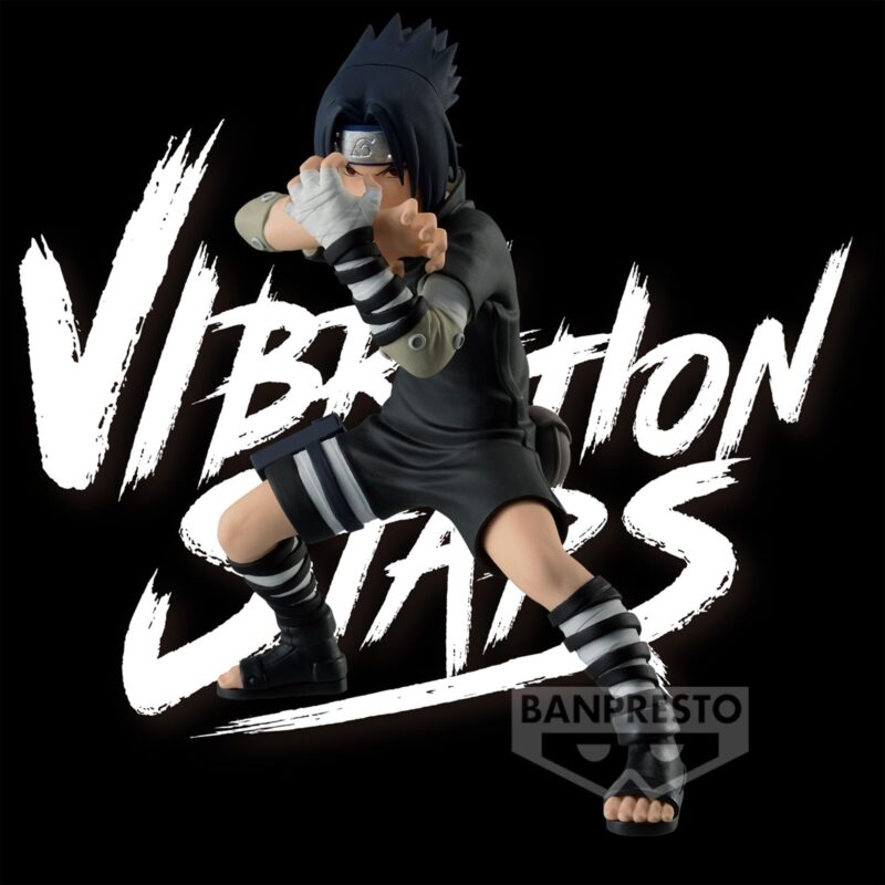 Figurine de Sasuke Uchiha en posture de combat défensive, fabriquée par BANPRESTO, avec expression sérieuse.