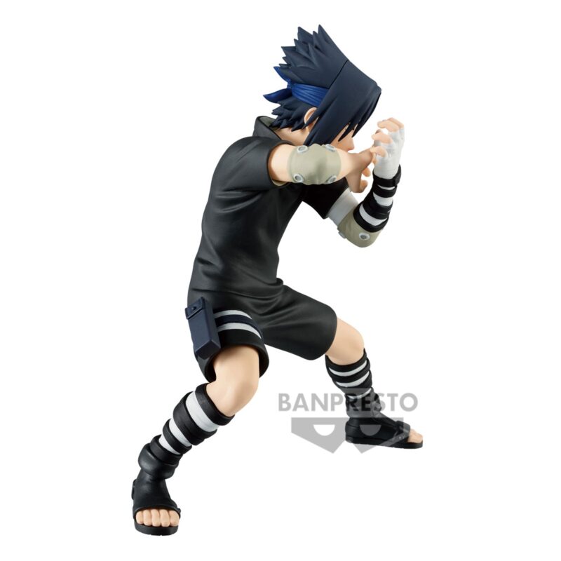 Figurine de Sasuke Uchiha en posture de combat défensive, fabriquée par BANPRESTO, avec expression sérieuse.
