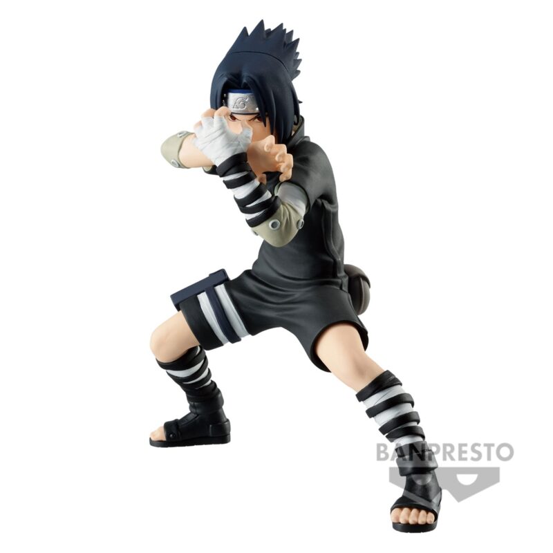 Figurine de Sasuke Uchiha en posture de combat défensive, fabriquée par BANPRESTO, avec expression sérieuse.