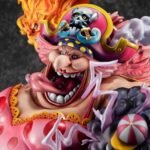 Figurine de Big Mom dans une pose dynamique, entourée de ses homies Zeus et Prométhée, fabriquée par MEGAHOUSE, mettant en avant des détails sculptés avec précision et une base stable.