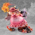 Figurine de Big Mom dans une pose dynamique, entourée de ses homies Zeus et Prométhée, fabriquée par MEGAHOUSE, mettant en avant des détails sculptés avec précision et une base stable.