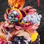 Figurine de Big Mom dans une pose dynamique, entourée de ses homies Zeus et Prométhée, fabriquée par MEGAHOUSE, mettant en avant des détails sculptés avec précision et une base stable.