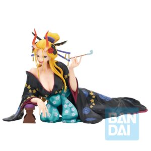 Figurine de Black Maria de la série Ichibansho, représentée à moitié allongée sur un banc en bois, portant un kimono noir ajusté et tenant une pipe, avec des cheveux blonds et des cornes rouges.