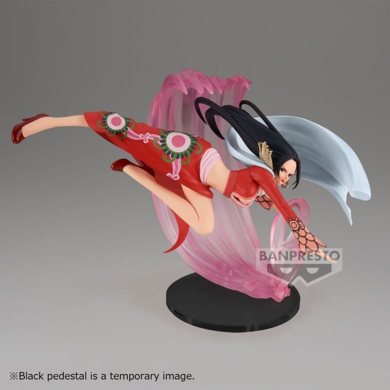 Figurine de Boa Hancock dans une posture dynamique, mesurant 17 cm, avec des cheveux et une cape flottants, fabriquée en PVC par Banpresto.