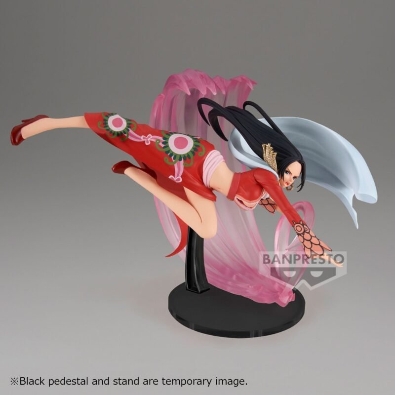 Figurine de Boa Hancock dans une posture dynamique, mesurant 17 cm, avec des cheveux et une cape flottants, fabriquée en PVC par Banpresto.