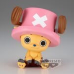 Figurine de Chopper assis, mesurant 11 cm, avec un visage mignon, fabriquée en PVC par Banpresto, présentant des détails soignés et une posture expressive.