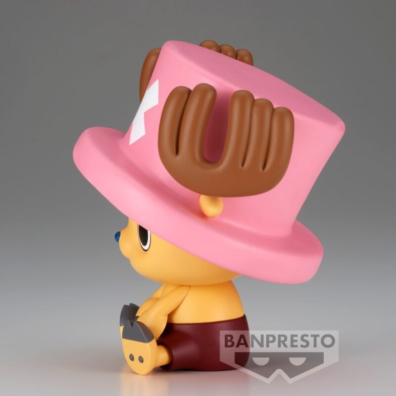 Figurine de Chopper assis, mesurant 11 cm, avec un visage mignon, fabriquée en PVC par Banpresto, présentant des détails soignés et une posture expressive.