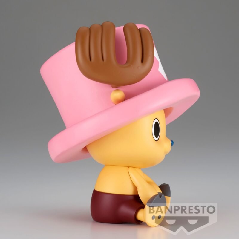Figurine de Chopper assis, mesurant 11 cm, avec un visage mignon, fabriquée en PVC par Banpresto, présentant des détails soignés et une posture expressive.