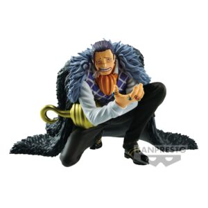 Figurine de Sir Crocodile accroupi avec un crochet en or et une cicatrice, fabriquée par Banpresto, mesurant 8 cm, avec des détails précis et un effet de texture réaliste sur les vêtements.