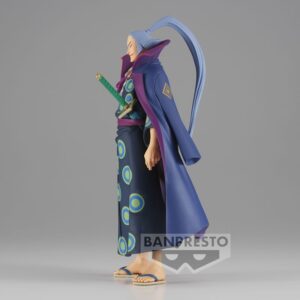 Figurine de Denjiro portant un kimono orné de motifs circulaires et une cape, avec de longs cheveux bleus rassemblés en une queue de cheval, se tenant dans une pose dynamique. Fabriquée par BANPRESTO.