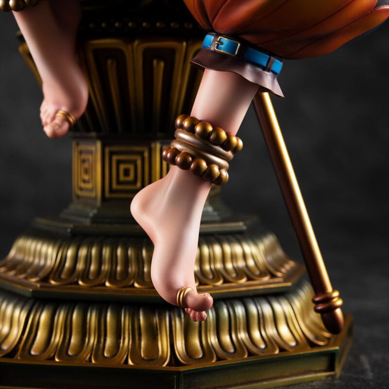 Figurine d'Enel avec son bâton en or, représentant le personnage dans sa tenue classique, avec une pose dynamique et une expression déterminée, fabriquée par MegaHouse.
